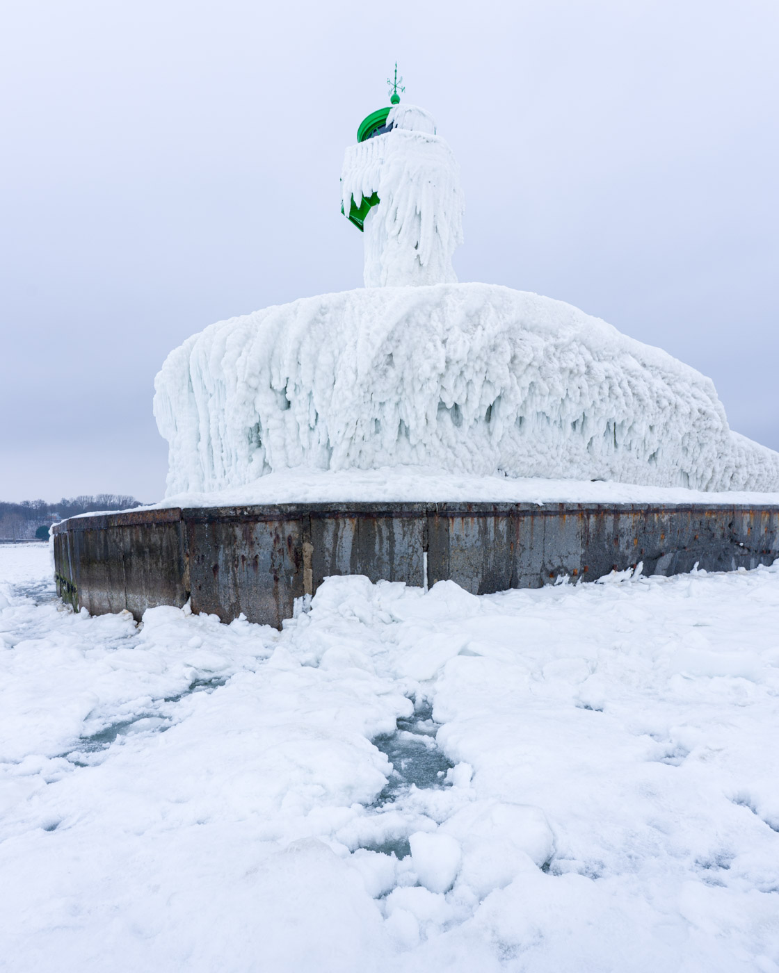 Dicke Eisschichten umgeben den Leuchtturm und den Sockel der Mole in Sassnitz.